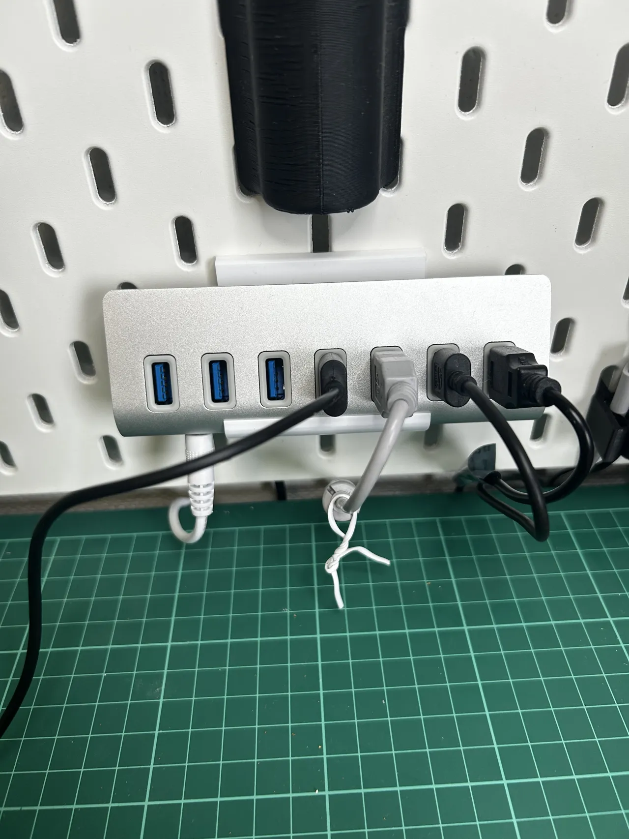 Skadis USB Hub Mount view 2