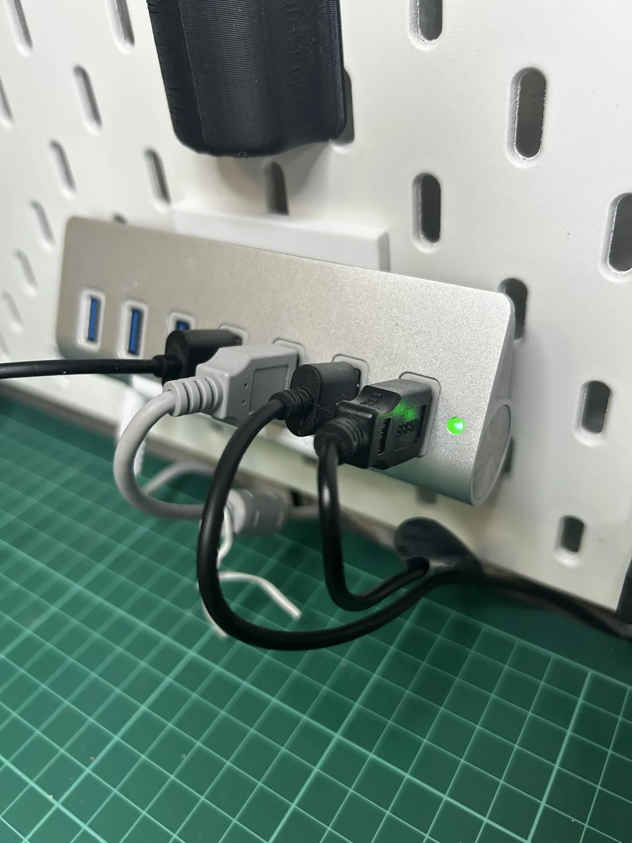 Skadis USB Hub Mount view 3