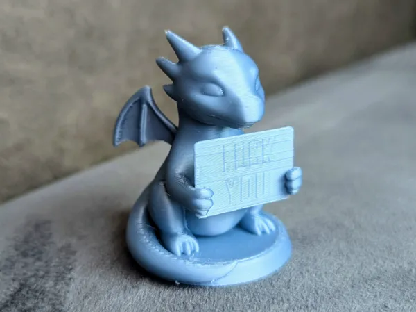 Mini dragon effronté avec bouclier