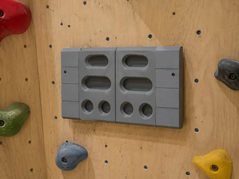 Solid finger climbing board