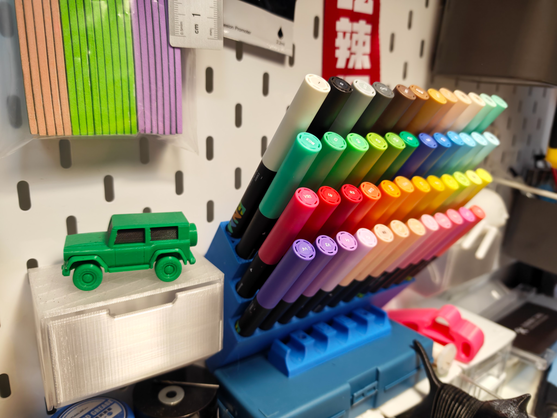 Miniatura 1 do modelo 3D 洞洞板马克笔48色 v1