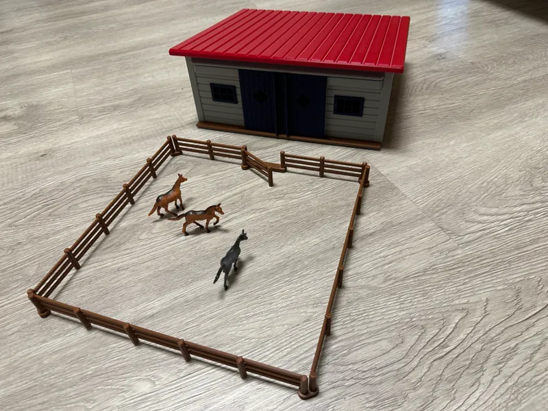 Pferdestall mit Zaun für Mini-Pferde (AMS)