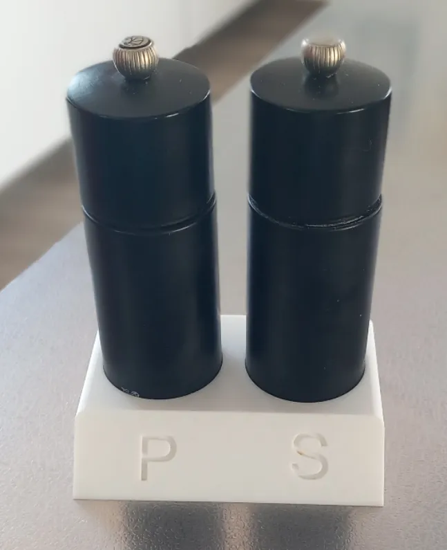 Base for salt and pepper