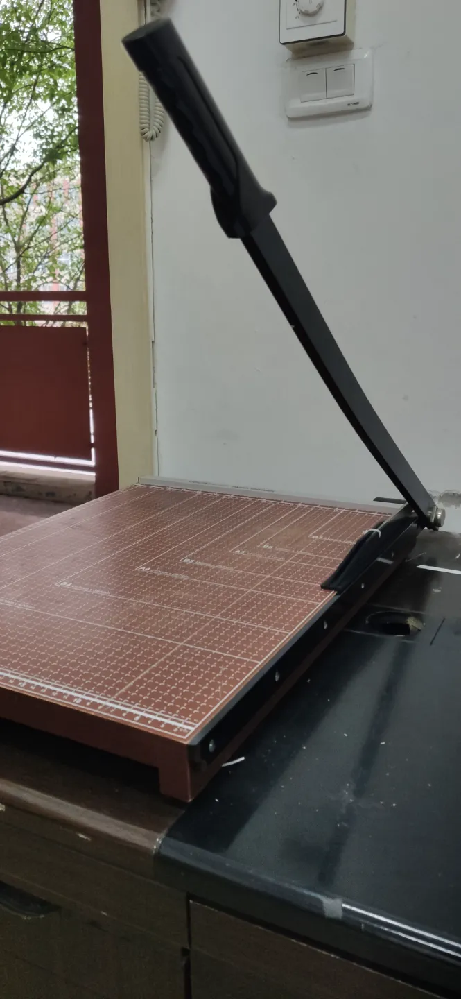 切纸机的压纸条The paper press strip of the paper cutter