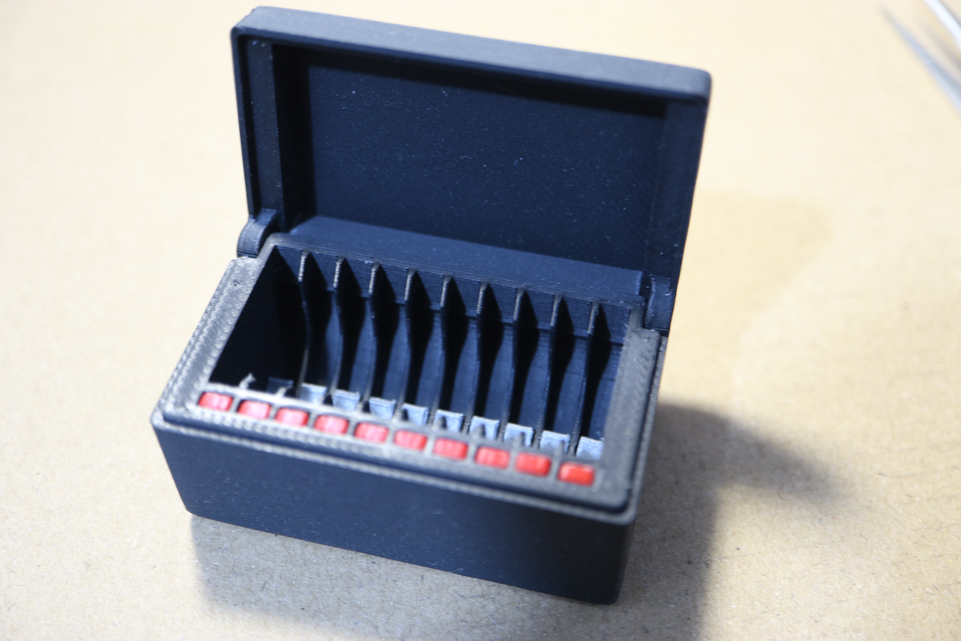 Miniatura 1 do modelo 3D CR2032纽扣电池收纳盒带自锁和弹出功能
