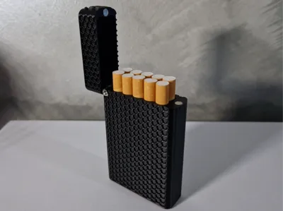Cigarette case with magnetic closure