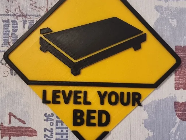 LEVEL YOUR BED – Warnschild für den Makerspace