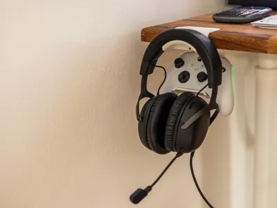 Headphones + Xbox Series X controller holder