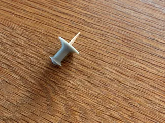 Heftzwecke mit Zahnstocher