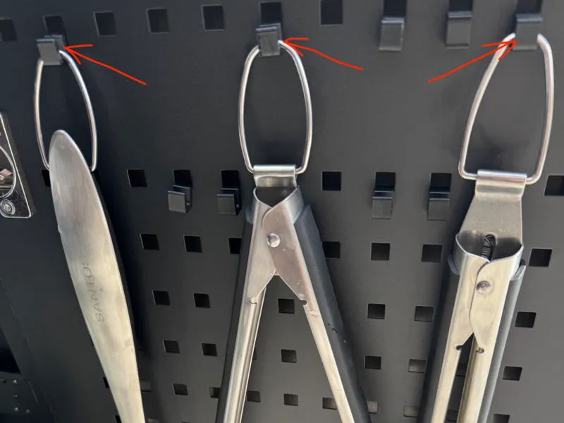 Hooks for Otto Wilde G32 gas grill / modules