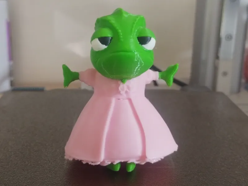 Camaleón Pascal de Enredados (Tangled) con vestido