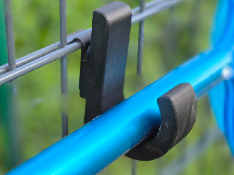Poolkescher-Halter für Fäncel – Ordnung am Zaun