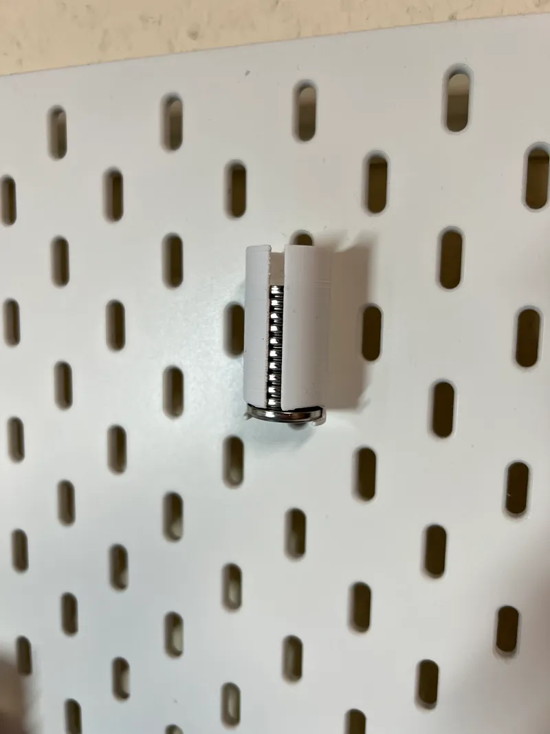 Skadis/wall CR2032 dispenser