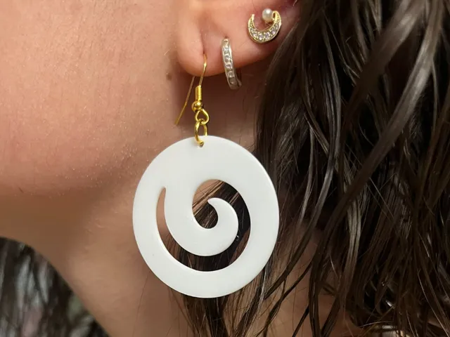 Pendiente espiral blanco estilo boho