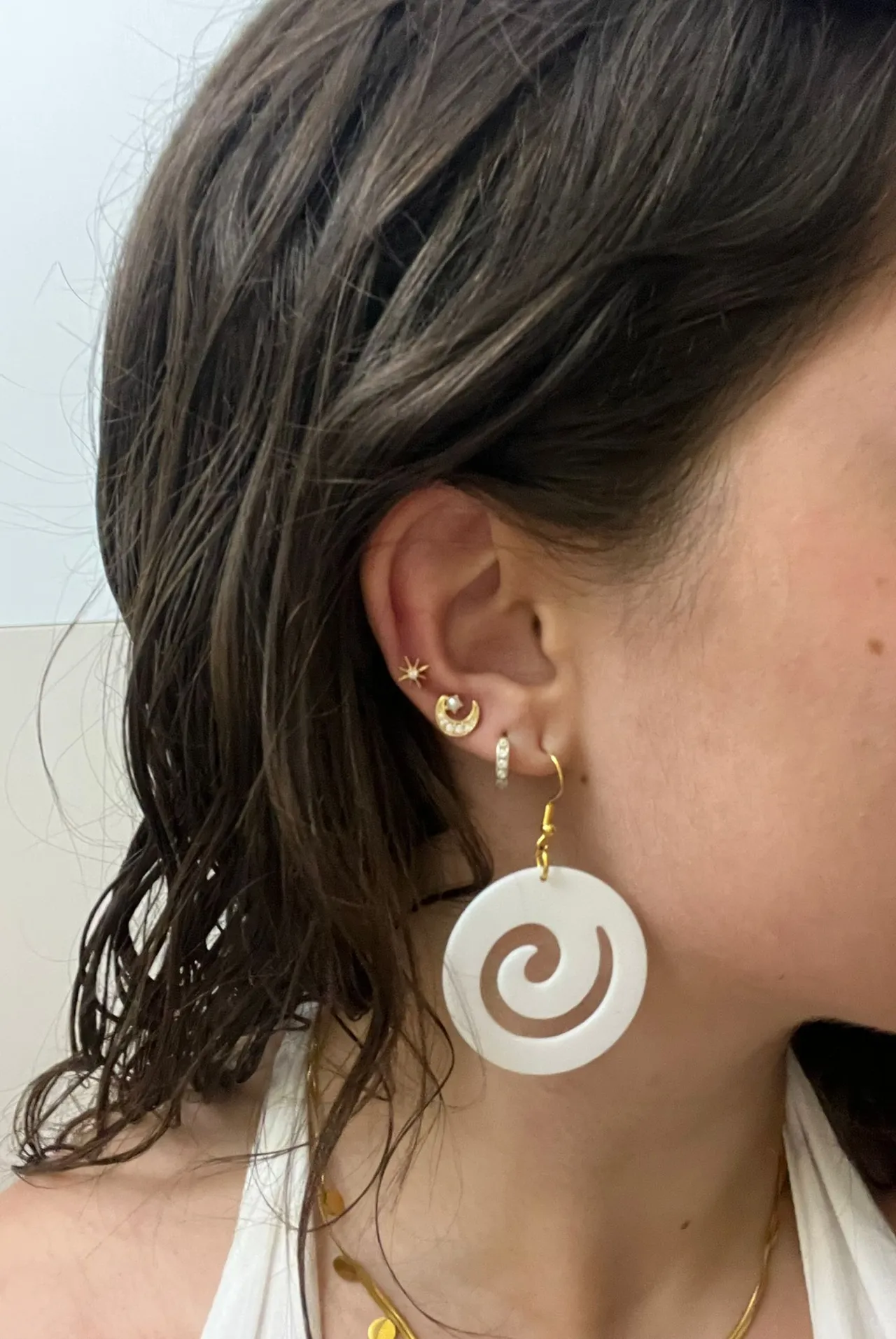 Pendiente espiral blanco estilo boho view 2