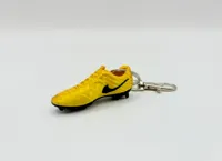Porte-clés crampons de foot dorés — photo 3