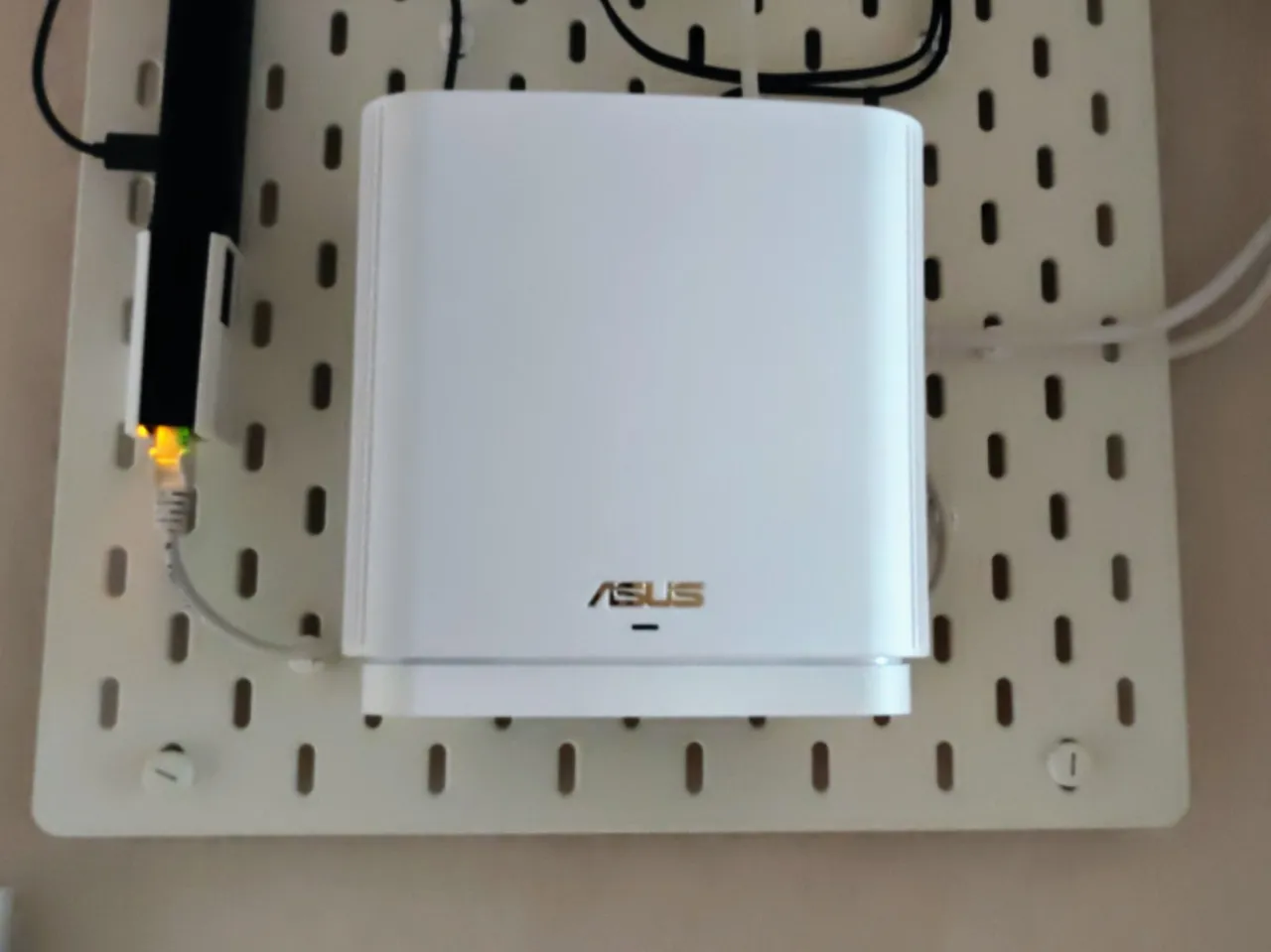 Asus ZenWifi mount for SKADIS Click Mount v3 view 2