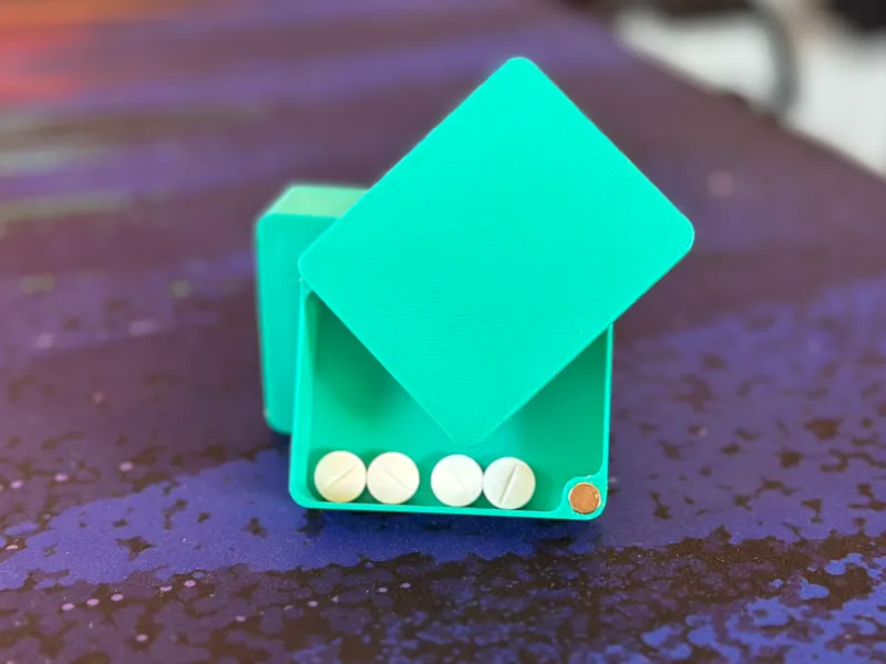 Flickbox for pills with magnets