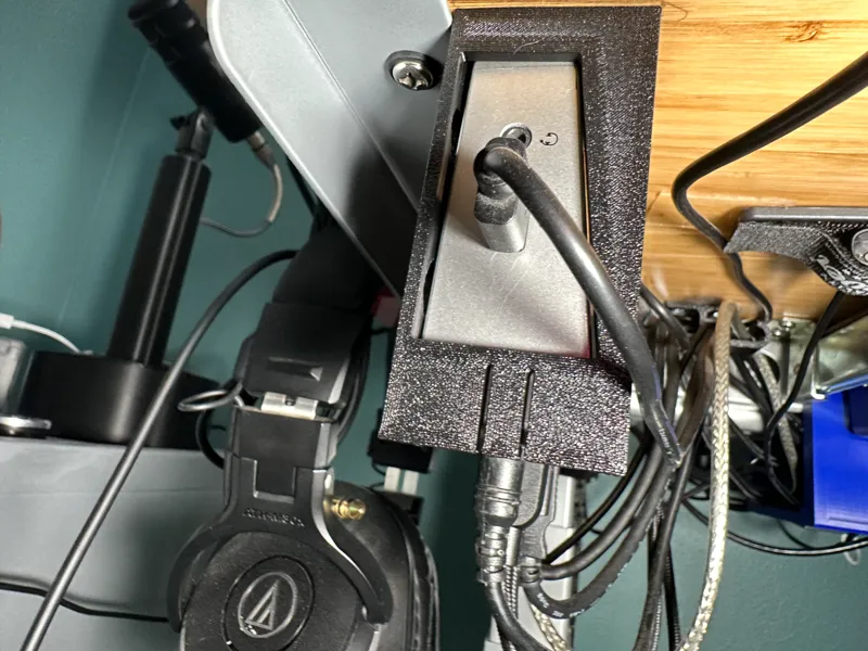 Mounting bracket for StarTech DK30CH2DEP 