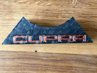 Logo und Halter mit original Cupra Schriftart mit AMS