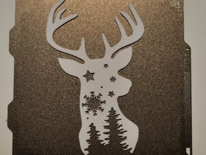 Renne avec étoiles et sapins de Noël