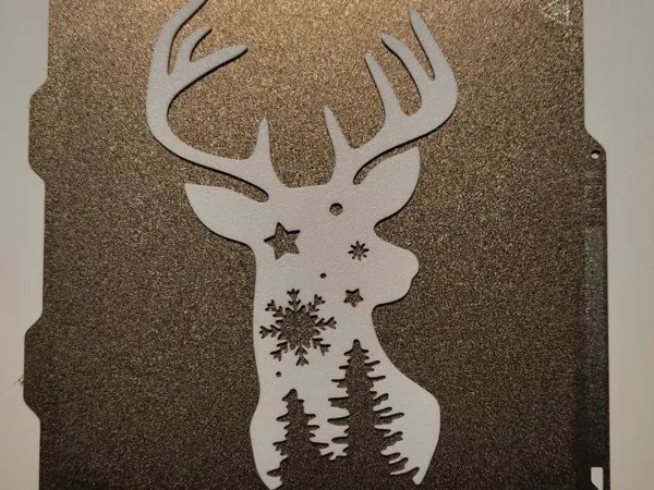 Renne avec étoiles et sapins de Noël