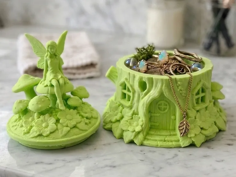 Caja o estuche: Fairy Mushroom Tree Stump Jewelry Box Container. Referencia del modelo original.