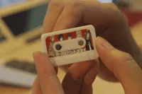 Pendentif cassette rétro (lecteur de musique ou carte d'accès) — photo 3