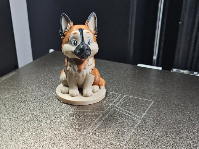 Schäferhund auf Sockel.Farbig
