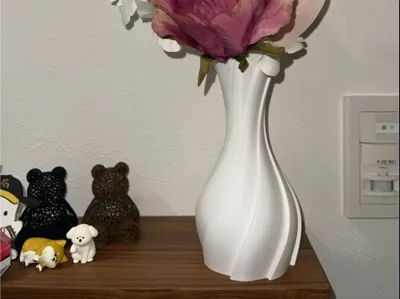 Minimalist Nordic Twisted Flower Vase