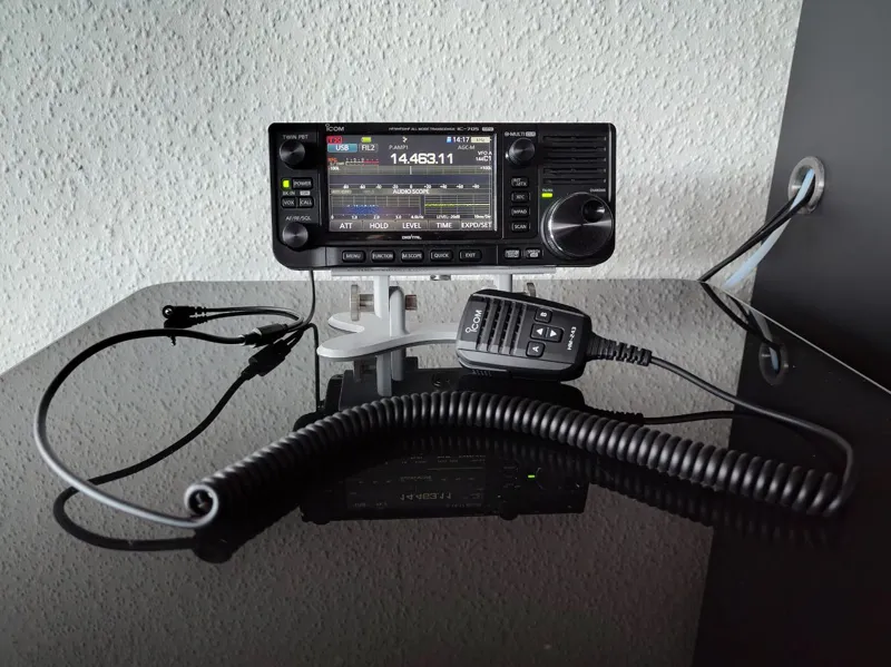 Adjustable stand for the Icom IC-705
