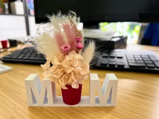 Mom Sign with Vase