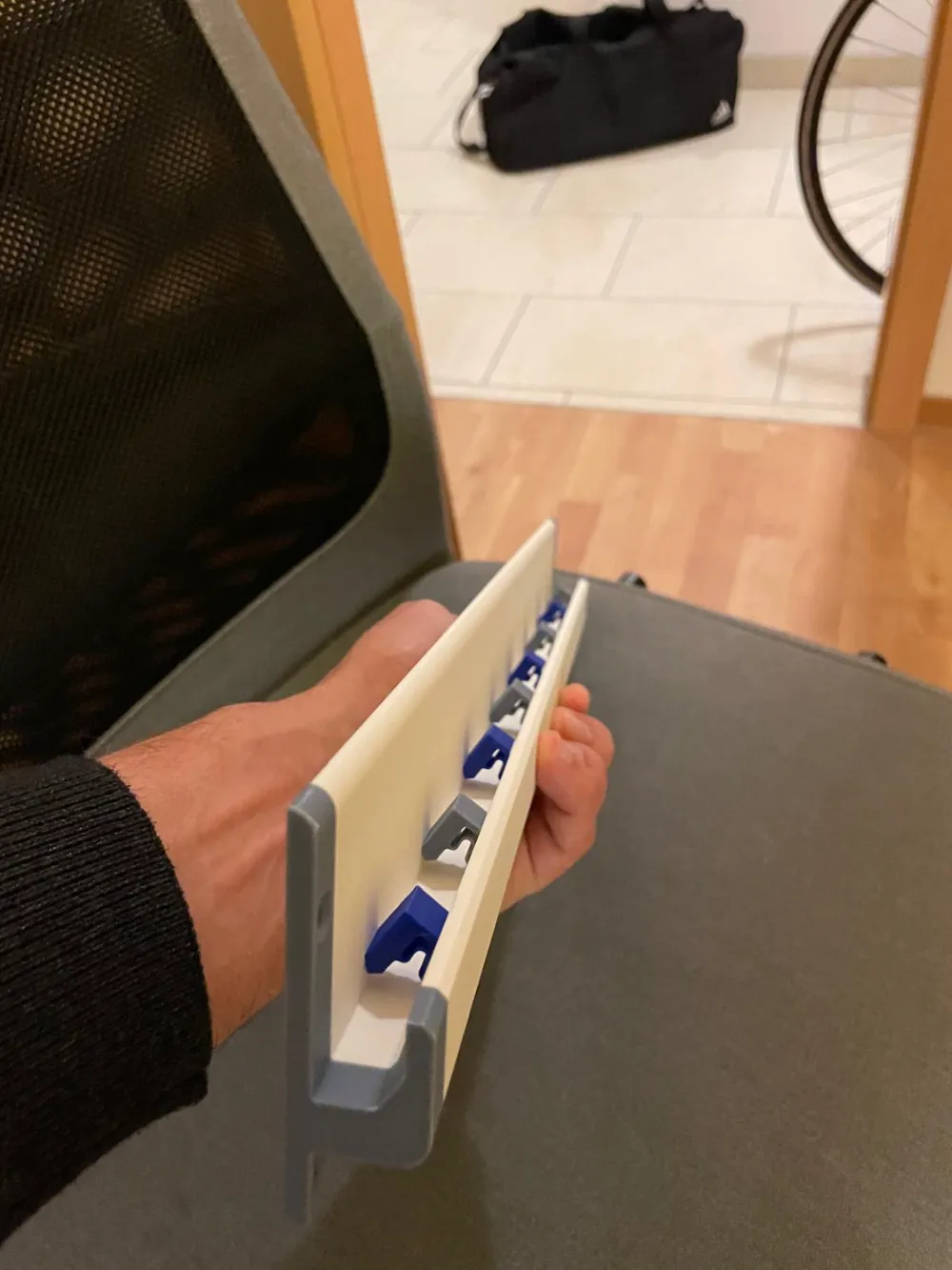 FlexiMount: The scalable rail for wall displays by rob_otter - MakerWorld