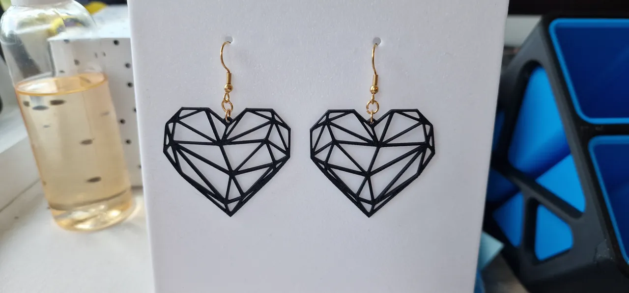 Earring geometrical heart view 2