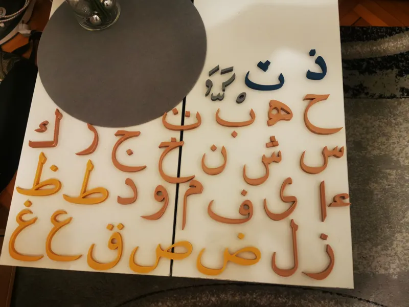 Modular Arabic Letters with Magnets for Teaching