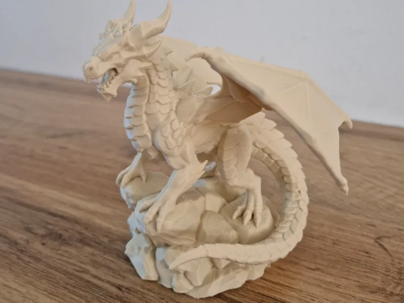 Drache auf Felsenbasis/ Dragon/ Mountain Dragon