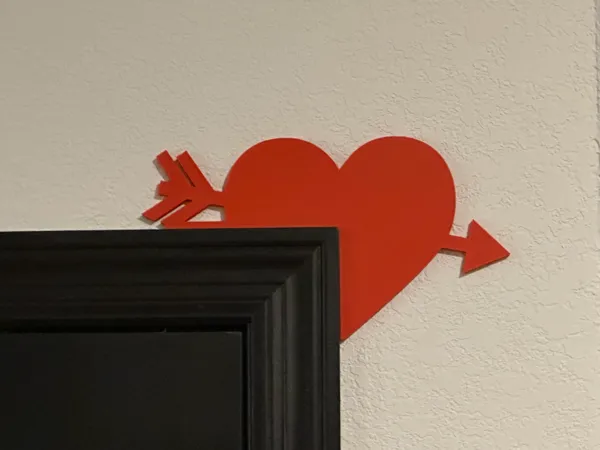 Coin de porte cœur transpercé Saint-Valentin