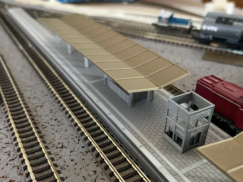 Moderner Bahnsteig mit Überdachung