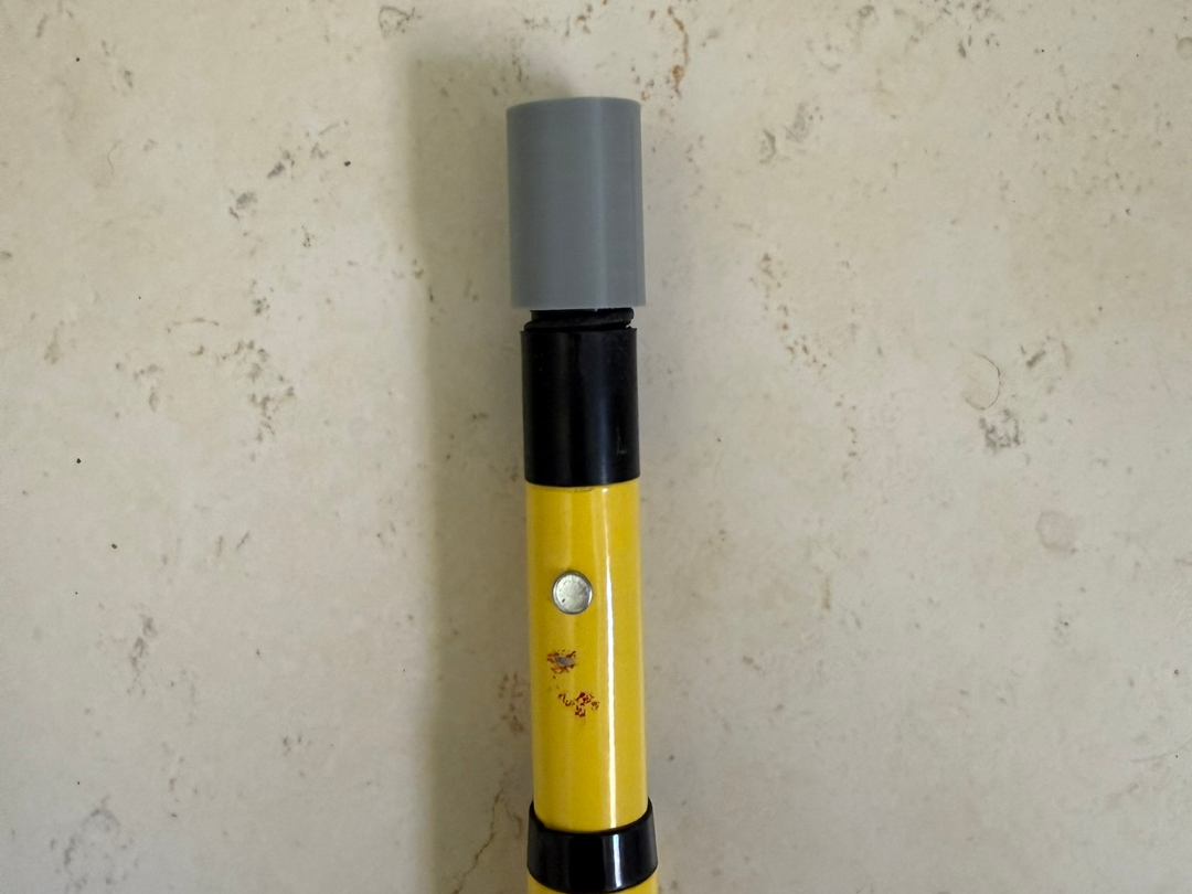 Lightbulb / broom extension pole thread adapter