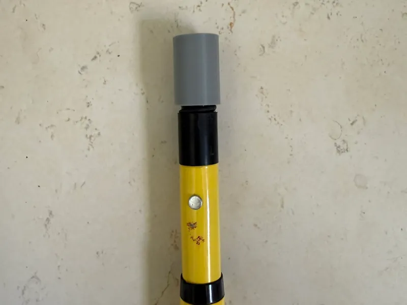 Lightbulb / broom extension pole thread adapter