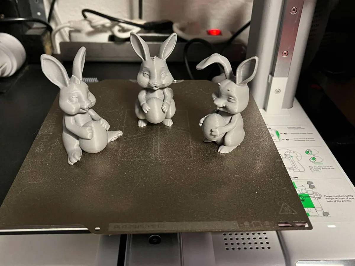 Lapins de Pâques avec œufs