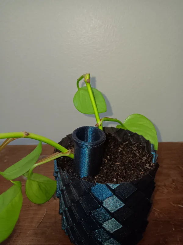 Tube d'arrosage automatique pour plantes