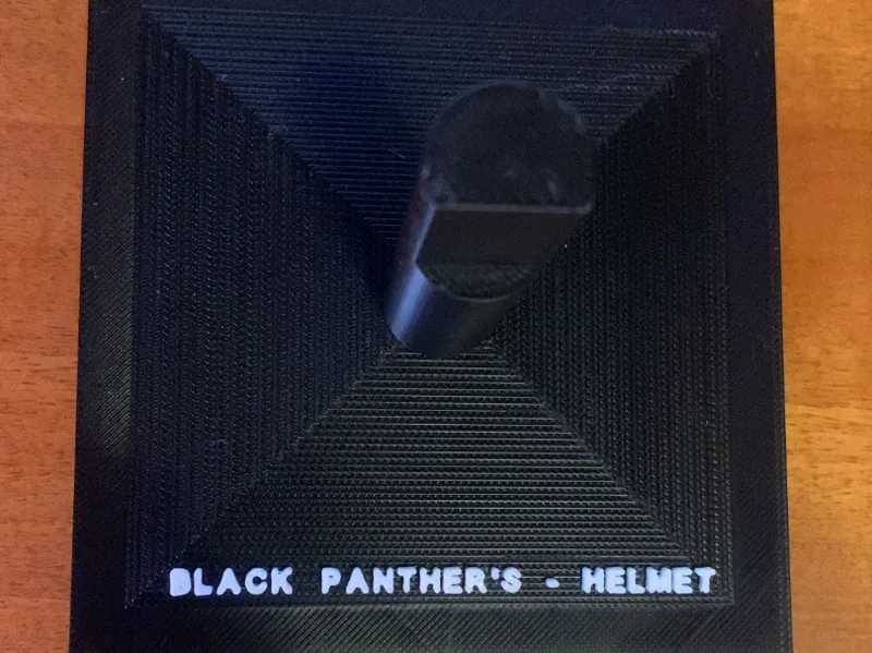 SUPPORTO PER CASCO DI BLACK PANTHER DA COLLEZIONE