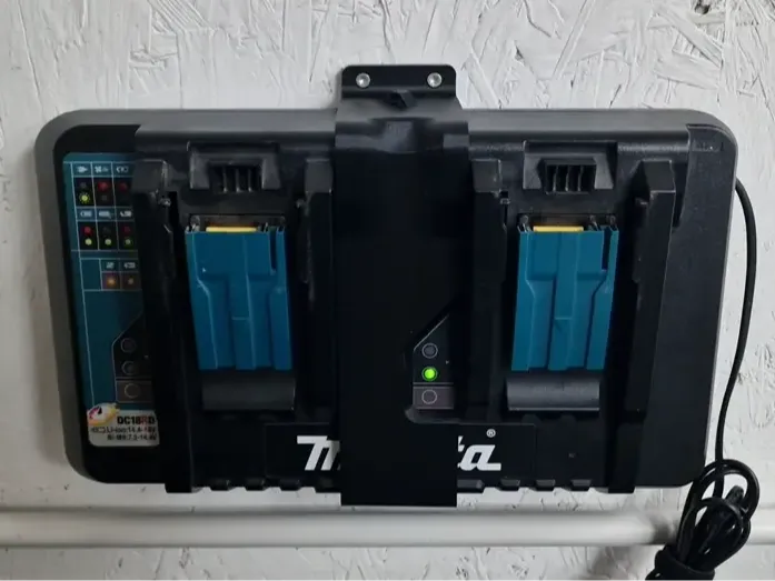 Makita Dual Charger wall mount DC18RD + Multiboard
