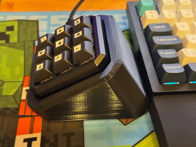 Tilted stand for Binepad BN009 macropad (30deg)