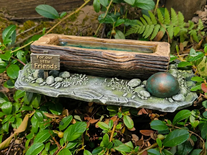 Mini-Baumstamm Wassertränke für Vögel & Insekten