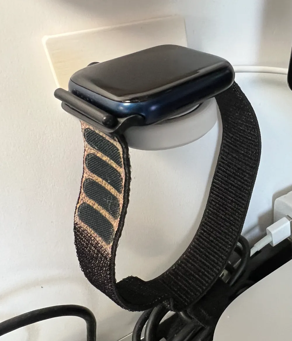 Apple Watch charger wall bracket by Every Day Counts MakerWorld