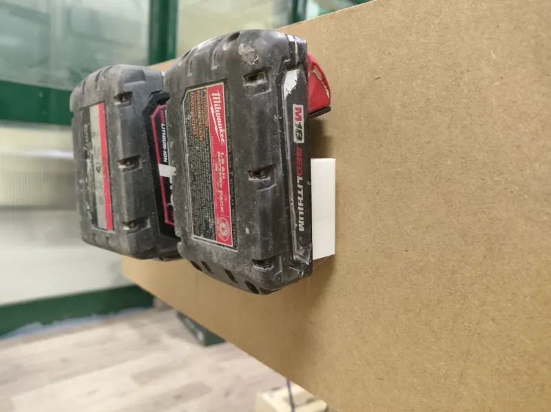 supporto a parete per batteria milwaukee m18
