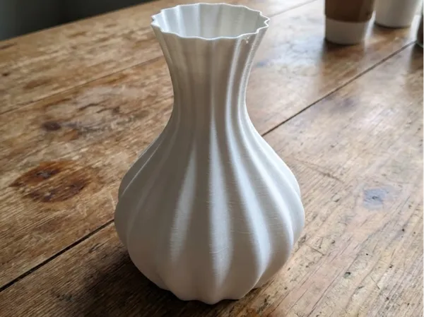 Vase à motif ondulé — élégance minimaliste