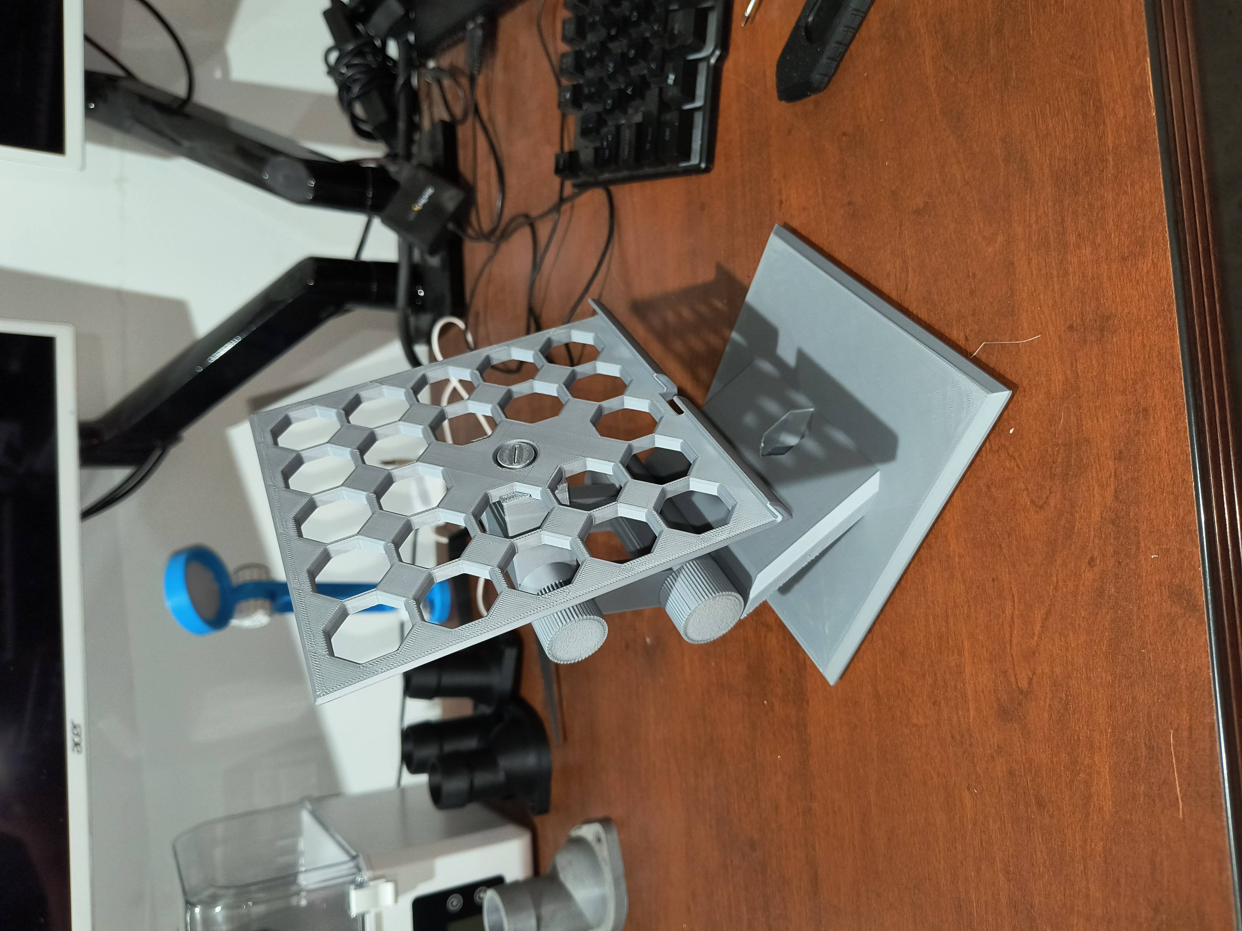 Miniatura 4 do modelo 3D Adjustable tablet stand.